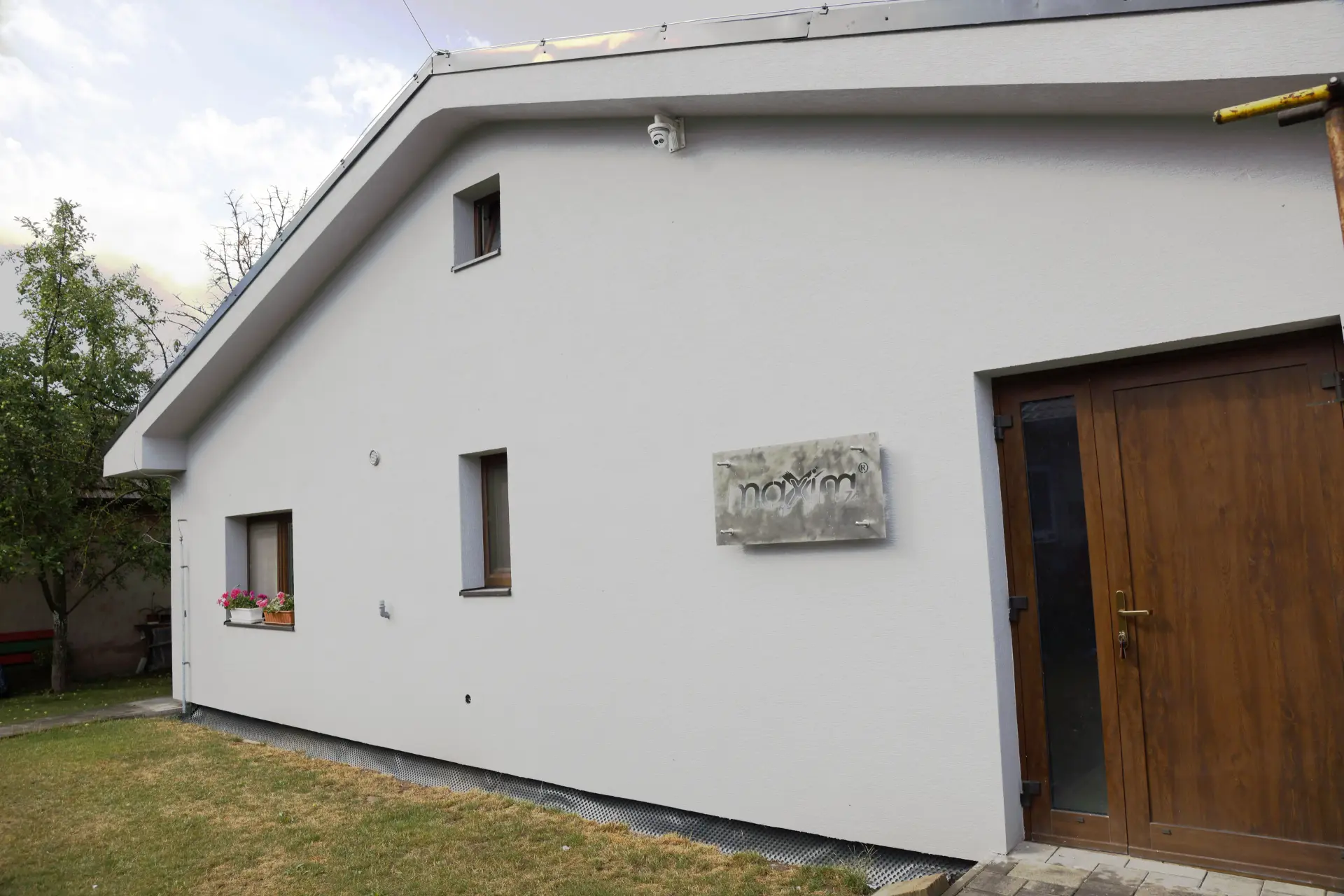 Remeselníčka pri výrobe koženého opaska v dielni MAXIM 74